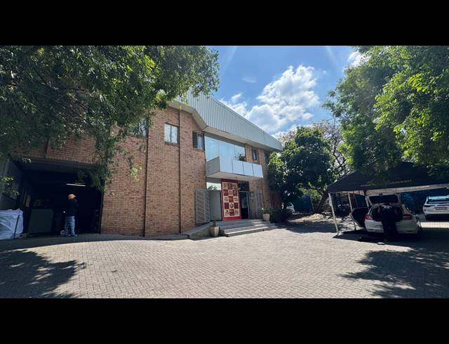 1,000M² WAREHOUSE FOR SALE IN EASTGATE